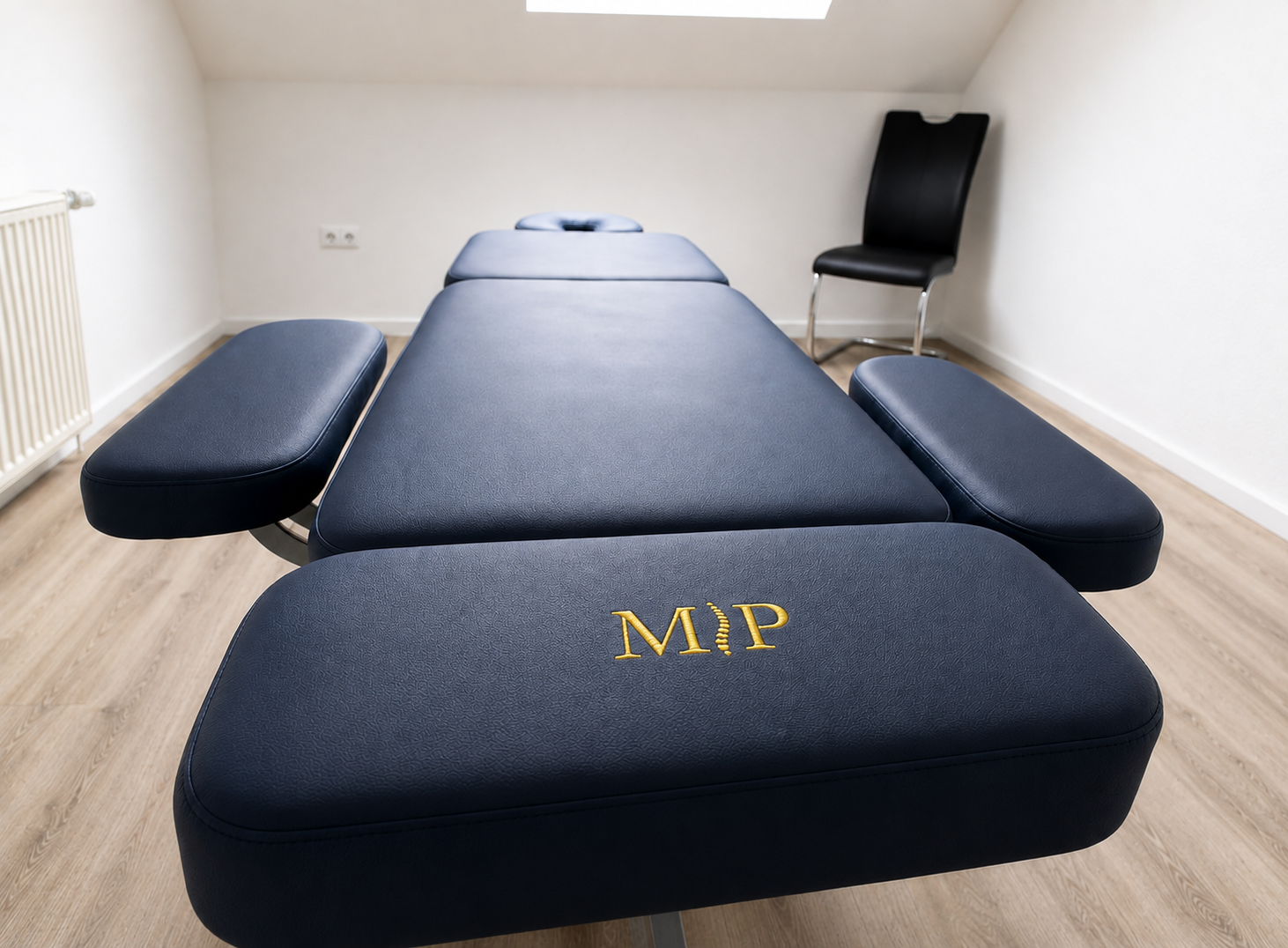 Behandlungsliege in der Praxis Pfeiffer – Therapie & Training